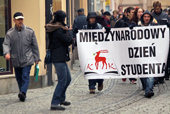 Słuchacze Kolegium Karkonoskiego podczas niedawnego marszu z okazji Międzynarodowego Dnia Studenta.