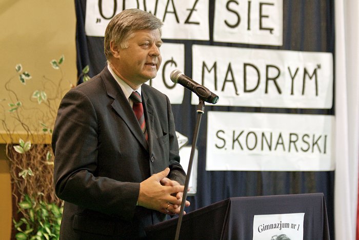 Jerzy Szmajdziński podczas inauguracji roku szkolnego w Gimnazjum nr 1, 1 września 2008
