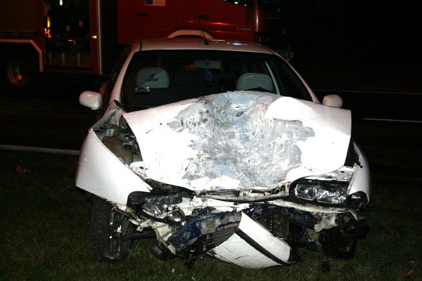 W zdarzeniu przy ul. Konstytucji 3 Maja fiat uległ znacznemu zniszczeniu, ale jego pasażerowie wyszli z wypadku niemalże bez szwanku.