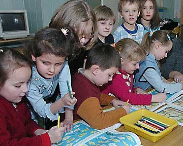 Dzieci z najmłodszych klas jeszcze nie muszą bać się internetowych wywiadówek, choć komputer towarzyszy im w szkole na co dzień.