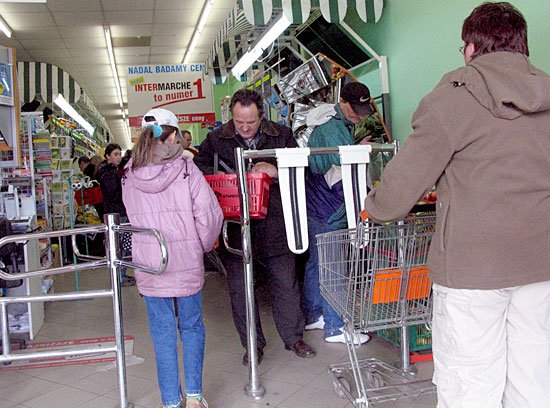 Kasjerki w marketach mają sporo pracy.