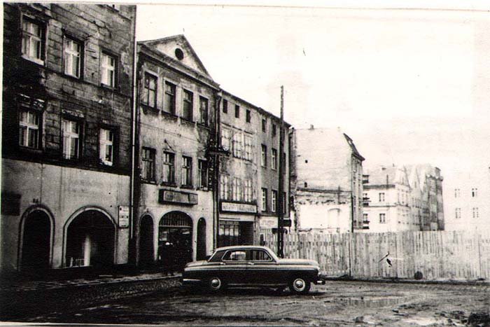Ulica Szkolna. W miejscu widocznych trzech kamienic stanie w latach 70. obskurny blaszany pawilon. Dziś nie ma po nim śladu. Luki zabudowano plombami.