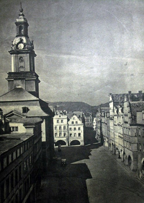 Okładkowe zdjęcie z Turysty – rynek jeleniogórski w 1958 roku. Zdajemy sobie sprawę, że ikonografia do tego tekstu jest dość skromna, ale i dostępność archiwaliów pozostaje niewielka. Dlatego też zwracamy się z prośbą do