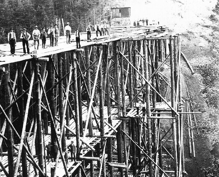 Zdjęcia podczas poszczególnych faz budowy tamy. Spuszczenie wody odsłoni zalane od prawie 100 lat tereny doliny w Pilchowicach.