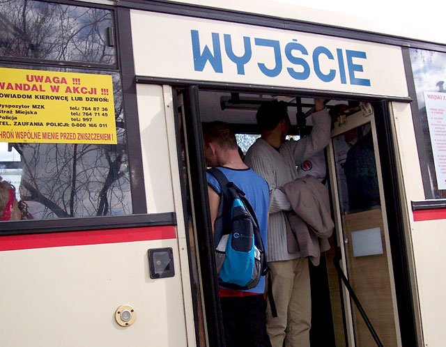 Nawet po południu nie było łatwo dostać się do autobusu MZK (na zdjęciu dziewiątka przy Aptece pod Koroną).
