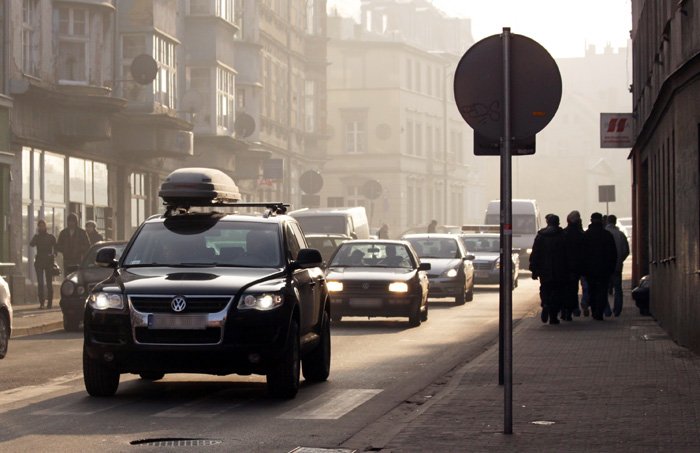 Święta, święta i po świętach – a korki jak były, tak są: Jelenia Góra przeżywa przedsylwestrowy najazd zmotoryzowanych gości.
