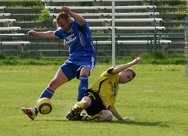 Marek Siatrak w starciu z napastkiem Polonii Trzebnica