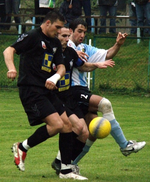 Maciej Wojtas w pojedynku z zawodnikami BKS–u