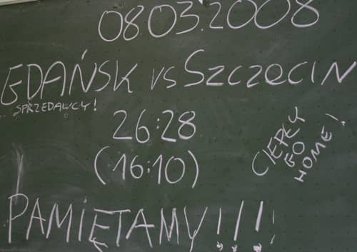Napis upamietniający niesportowe zachowanie szczecinianek