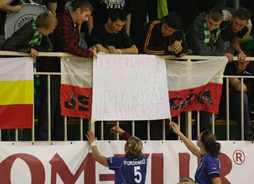 Czasami zachowanie kibiców spotykało się z dezaprobatą