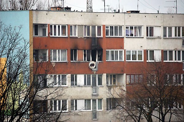 Budynek położony jest na tak zwanej „górce”. Lokal na trzecim piętrze spłonął doszczętnie.