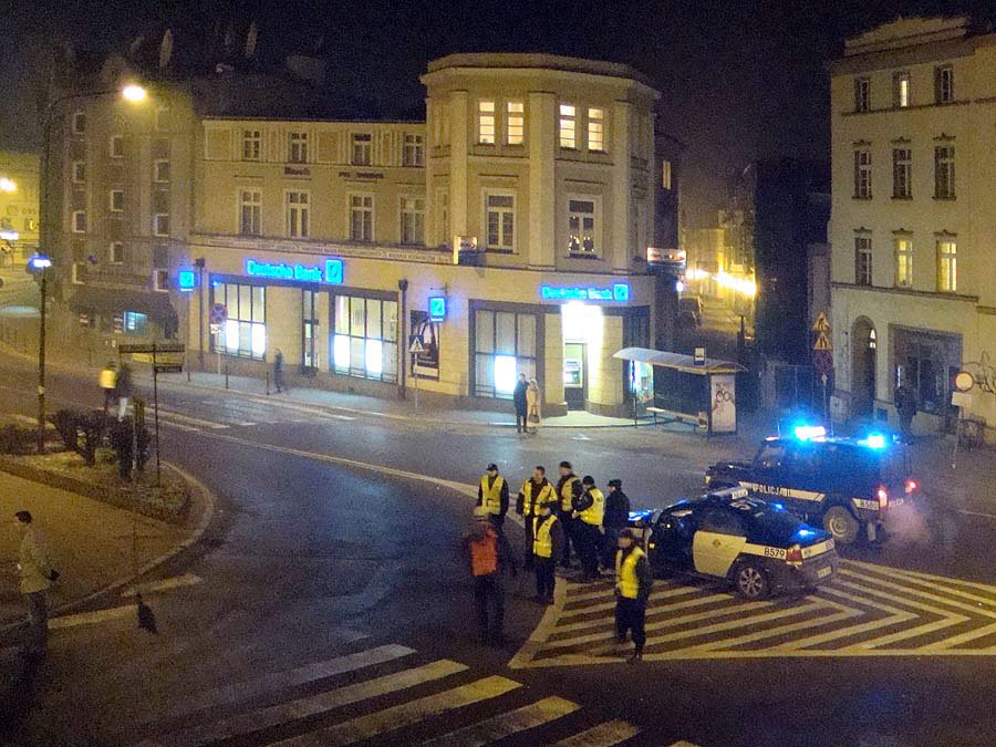 Policjanci uspokajają sylwestrowiczów przy ulicy Bankowej i Sudeckiej.