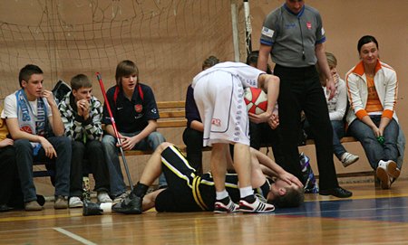 Na parkiecie toczyła się zacięta walka, często okupiona kontuzjami zawodników