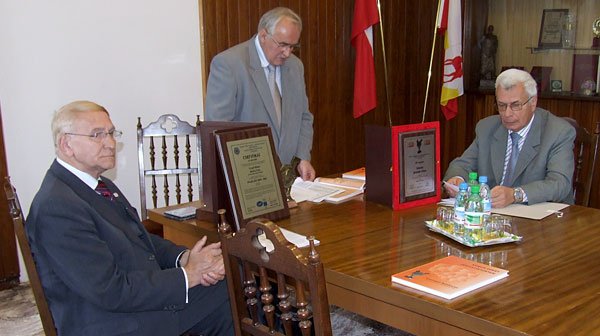 Prezydent Kusiak (środku) i dwaj zastępcy: Józef Sarzyński i Andrzej Bira podczas poniedziałkowej konferencji.