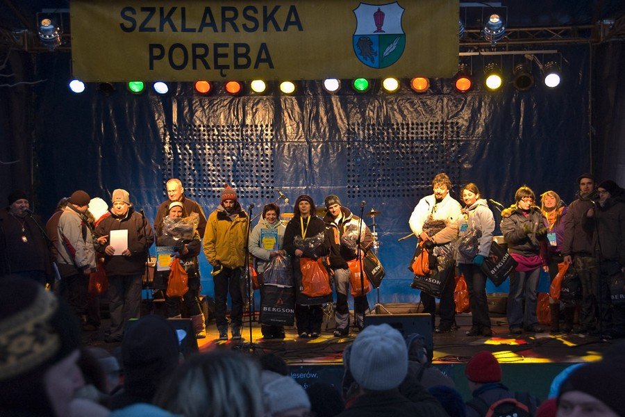 w-sniegolepach-gora-swoi-i-snowboardzista-19139