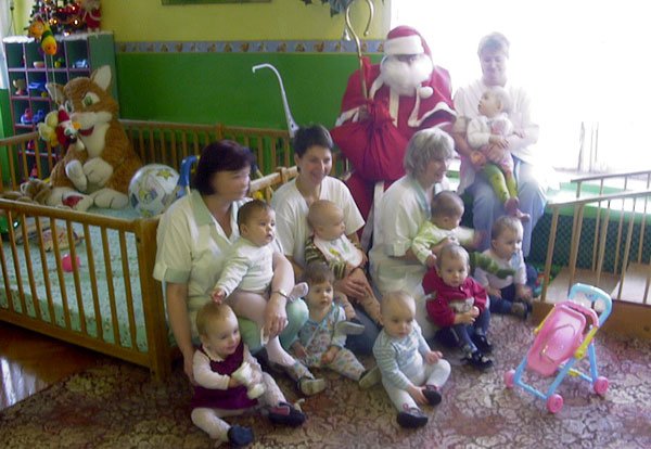 Dzieci z Przedszkola nr 2 narysowały portrety św. Mikołaja. W nagrodę na pewno dostały paczki pełne darów.