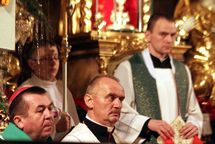Biskup polowy Wojska Polskiego ks. Tadeusz Płoski z proboszczem parafii garnizonowej ks. płk. Andrzejem Bokiejem podczas styczniowej mszy z okazji wizytacji duszpasterskiej biskupa.