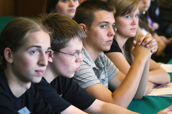Uczniowie jeleniogórskich szkół podczas warsztatwów
