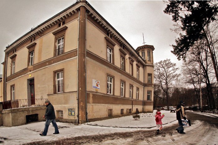 dym-pod-zaczarowanym-parasolem-19569