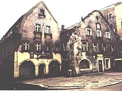 Kamieniczki przy ul. 1 Maja w obiektywie H. Hubingera: rok 1989 (górne zdjęcie) oraz rok 2004 (dolne zdjęcie).