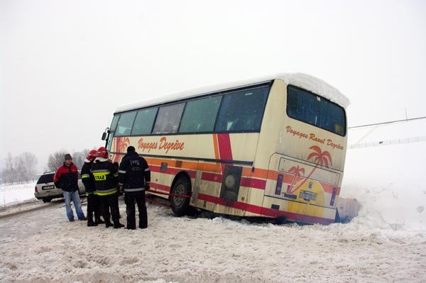 przez-yse-opony-autobusem-do-rowu-19677