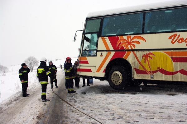 przez-yse-opony-autobusem-do-rowu-19677