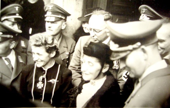 Hanna Reitsch po otrzymaniu tytułu honorowej obywatelki Jeleniej Góry przed ratuszem. W tle ówczesny burmistrz. Lata 30-te ubiegłego wieku.