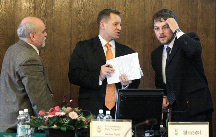 Hubert Papaj z Wiesławem Tomerą (obaj PO) i Wojciech Leszczyk (PiS) podczas ostatniej sesji rady miasta.