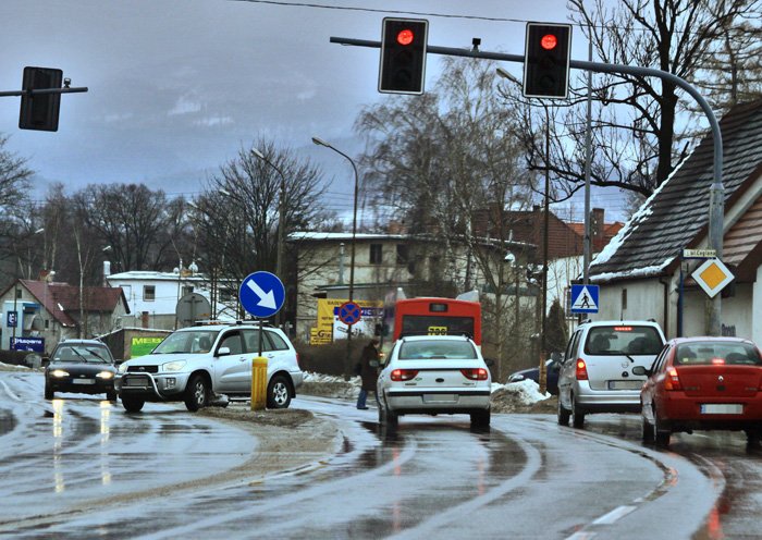Wielu kierowców jadących ulicą Wolności zwalnia tylko przed czerwonym światłem