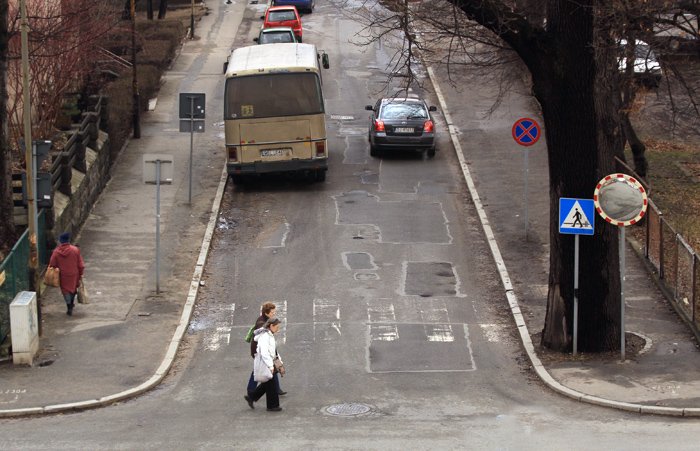 Połatane jeleniogórskie trakty to fatalna wizytówka miasta: na zdjęciu ul. Zamenhofa.