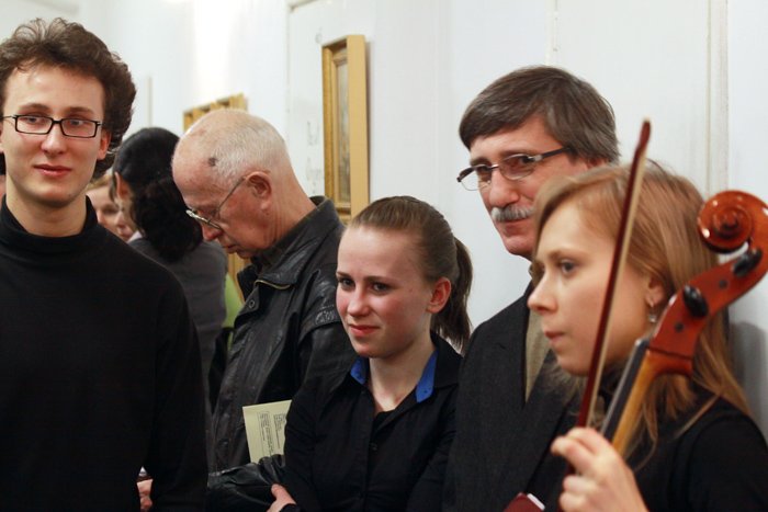 sztuka-czyni-cuda-z-czasem-20095