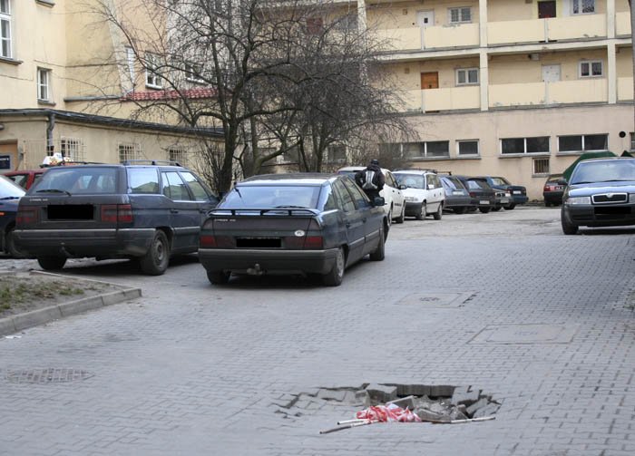 ludzi-i-dziure-maja-gdzies-20136