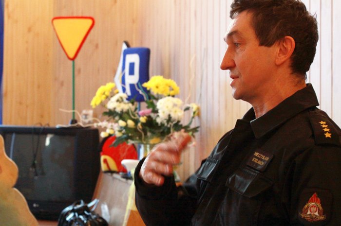 w-bajce-pod-policyjnym-parasolem-20144