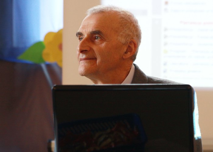 w-bajce-pod-policyjnym-parasolem-20144