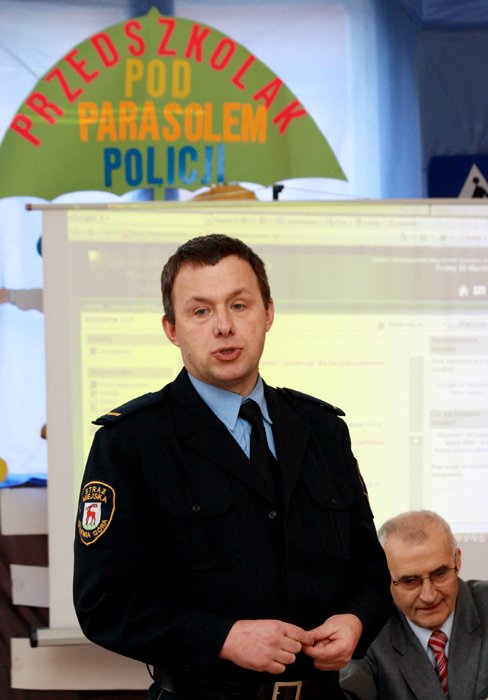 w-bajce-pod-policyjnym-parasolem-20144