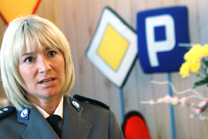 w-bajce-pod-policyjnym-parasolem-20144