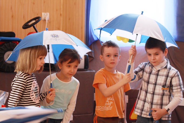 w-bajce-pod-policyjnym-parasolem-20144