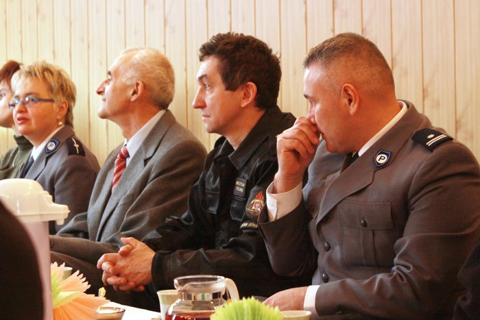 w-bajce-pod-policyjnym-parasolem-20144