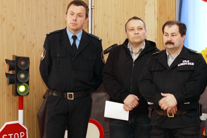 w-bajce-pod-policyjnym-parasolem-20144