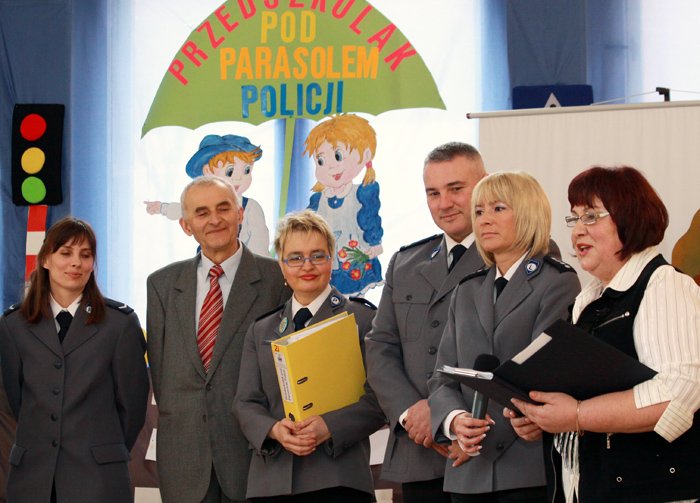 w-bajce-pod-policyjnym-parasolem-20144
