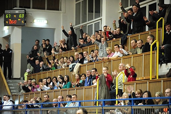 Radość jeleniogórskich kibiców po zwycięskim meczu z Tychami 67:64