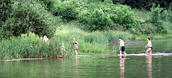 Brzegi akwenu są bardzo naturalne: całość przypomina jezioro.