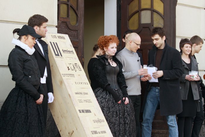 pogrzeb-teatru-na-oczach-vipow-20275