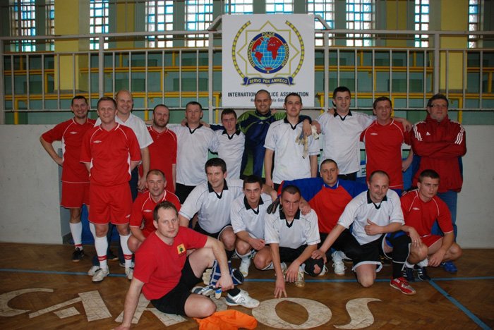 grad-bramek-w-policyjnych-meczach-20303