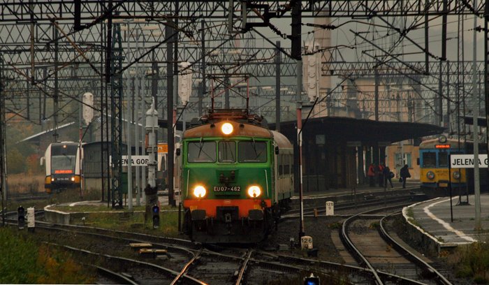 Elektrowozy kursujące na lokalnych liniach nie zawsze dają radę pociągnąć pod górkę 14 wagonów. Na zdjęciu – odjazd pociągu z dworca w Jeleniej Górze w kierunku Węglińca.