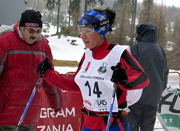 Grupa zawodników ze Szklarskiej Poręby z team liderem Tomaszem Radłowskim.