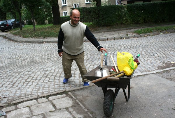 W pracach interwencyjnych wzięło udział wielu kowarskich Romów