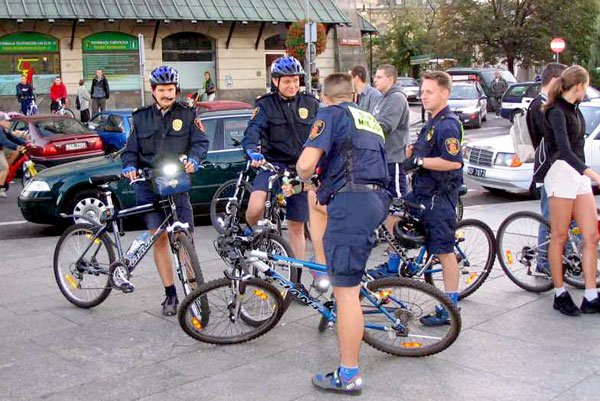 Jeleniogórscy strażnicy miejscy mogą pozazdrościć swoim warszawskim kolegom: tam rowerowych patroli jest znacznie więcej.