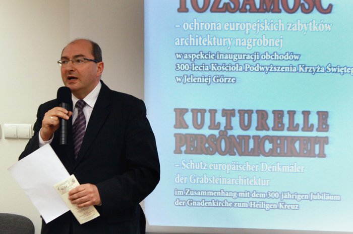 Marek Obrębalski podczas wczorajszej konferencji poświęconej ratowaniu grobowców przy Sanktuarium Podwyższenia Krzyża Świętego.