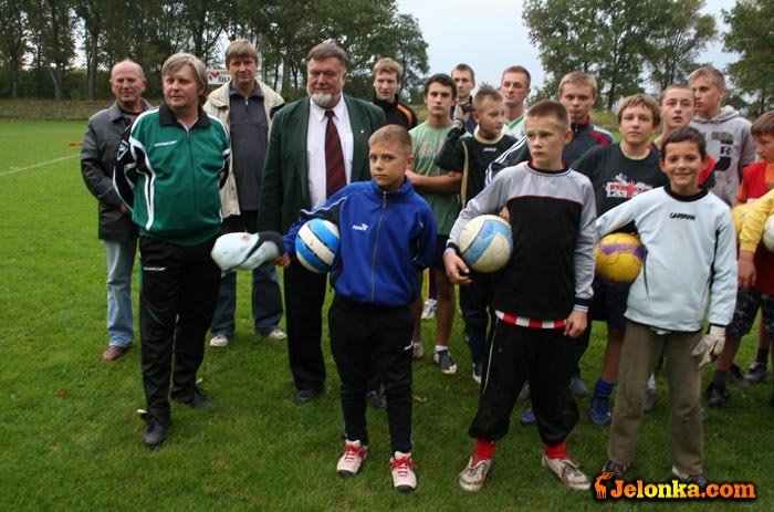 Działacze i zawodnicy KKS na należącym do AMW stadionie